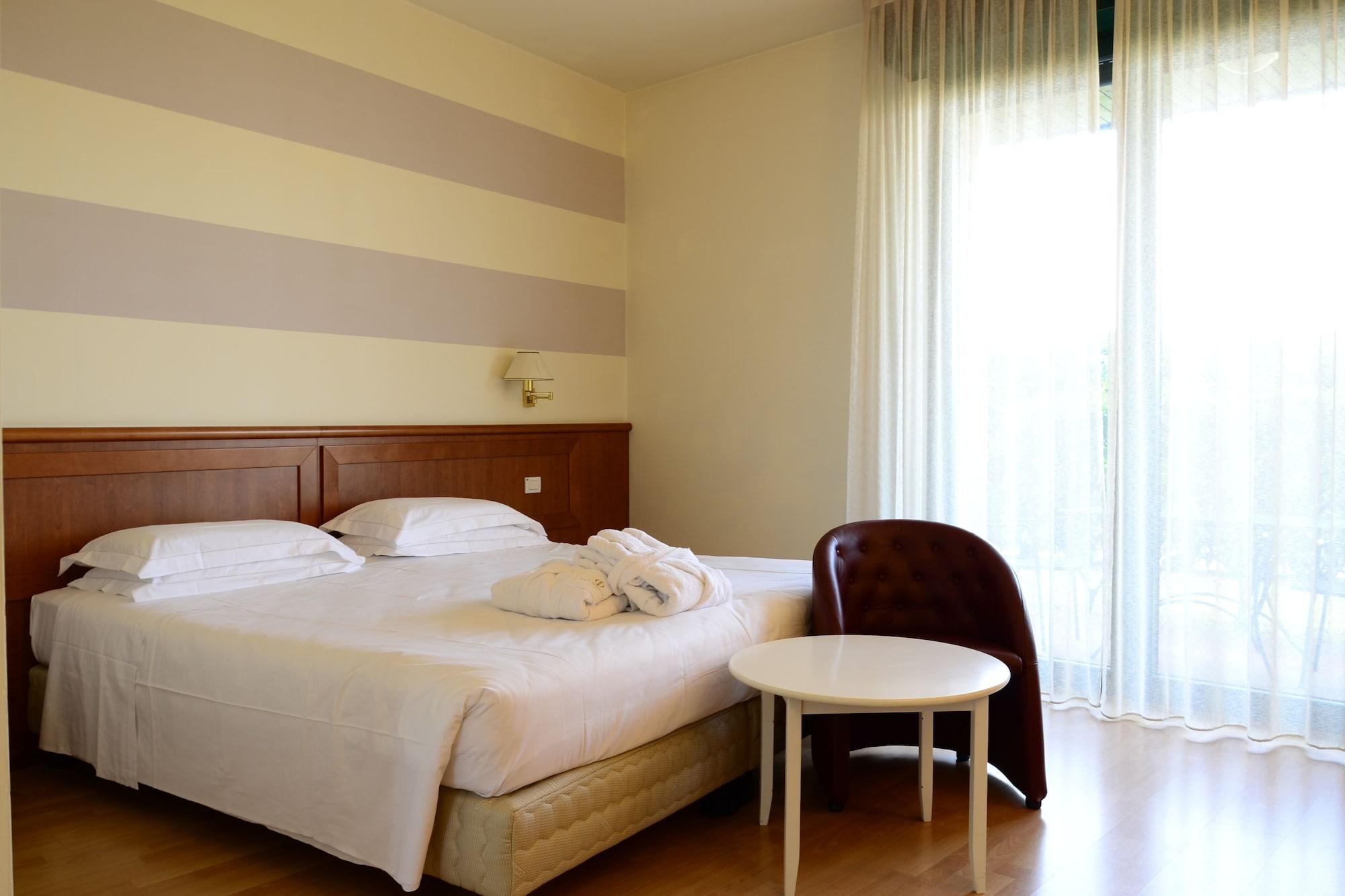 אוצאנו דל'אמיליה Phi Hotel Emilia מראה חיצוני תמונה