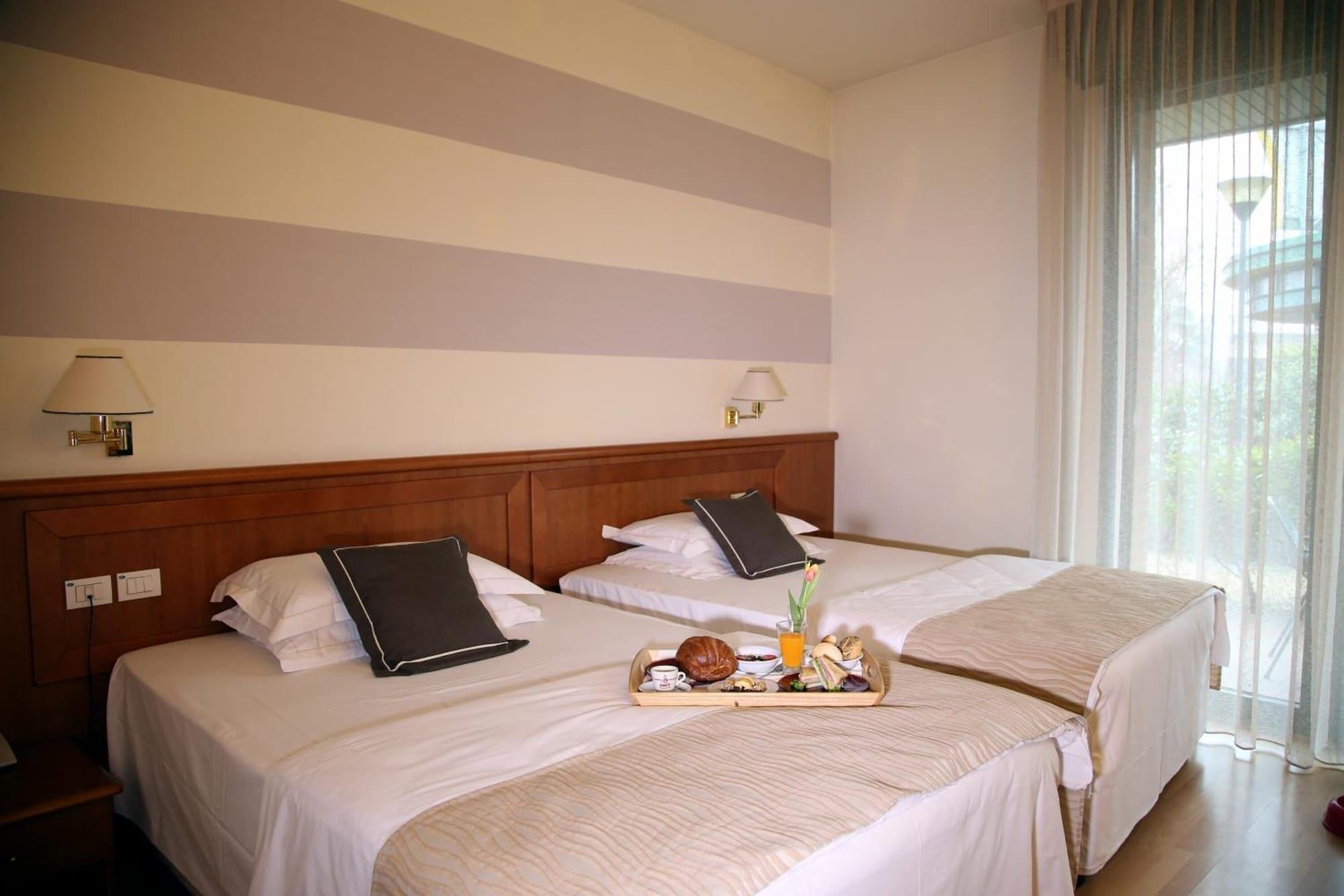 אוצאנו דל'אמיליה Phi Hotel Emilia מראה חיצוני תמונה