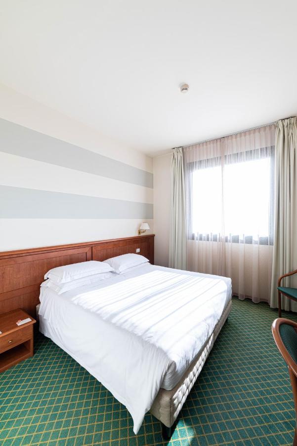 אוצאנו דל'אמיליה Phi Hotel Emilia מראה חיצוני תמונה