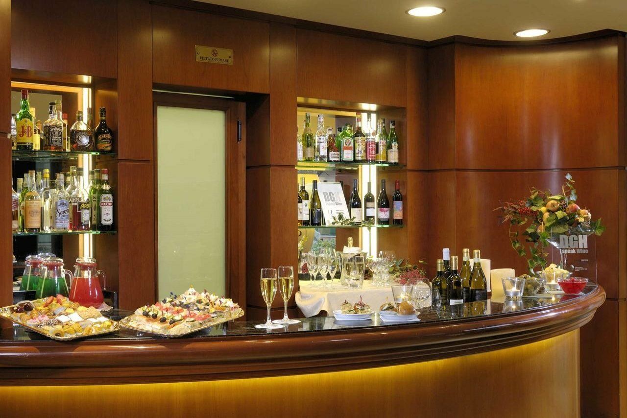 אוצאנו דל'אמיליה Phi Hotel Emilia מסעדה תמונה